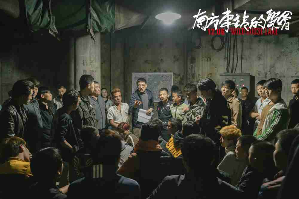 导演刁亦男给演员讲戏